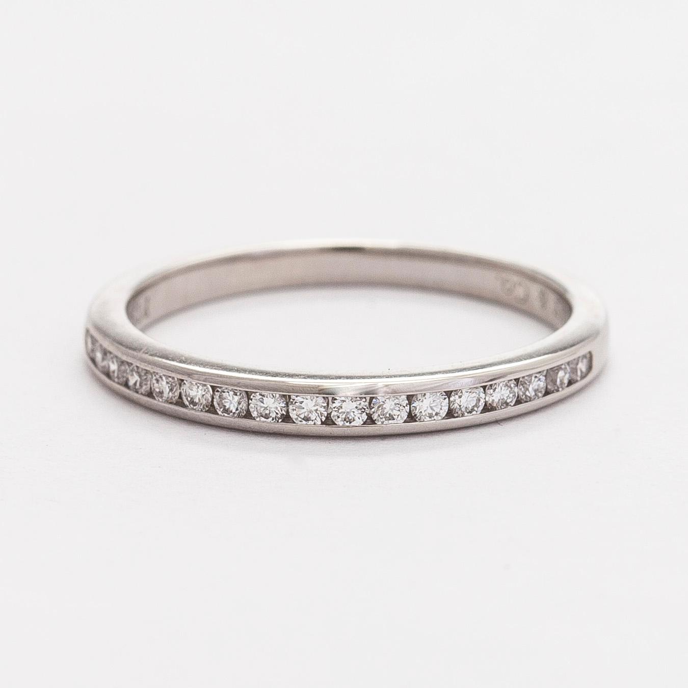 Tiffany & Co, sormus, "Tiffany Setting", platinaa ja briljanttihiottuja timantteja.