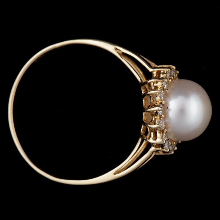 RING, 18k guld, odlad pärla med krans av mindre briljantslipade diamanter. Vikt ca 2,4 gram.