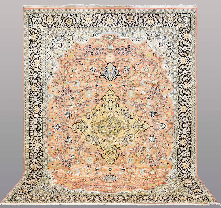 A CARPET Silk Kashmir , 339 x 244 cm.