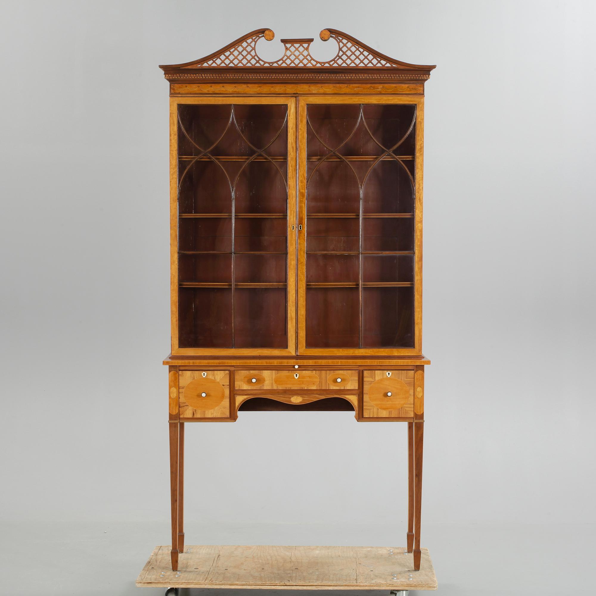VITRINSKÅP, Sheraton-stil, England, 1900-tal.