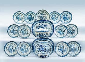 1594. A blue and white dinner service. Qing dynasty, Qianlong  (1736-95). (32).