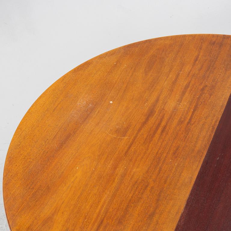 Dining table, Gustavian style, first half of the 20th century.