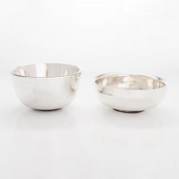 Pekka Piekäinen, two bowls in sterlingsilver och silver, Tarkiainen, Helsinki 1988 and Auran Kultaseppä, Turku 1978.