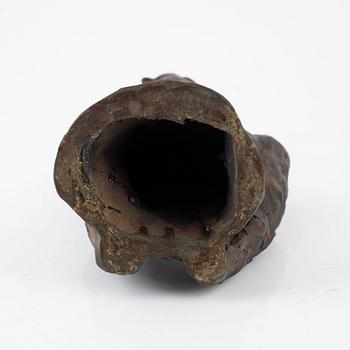 Kjell John Wive Larsson, Kvinna.