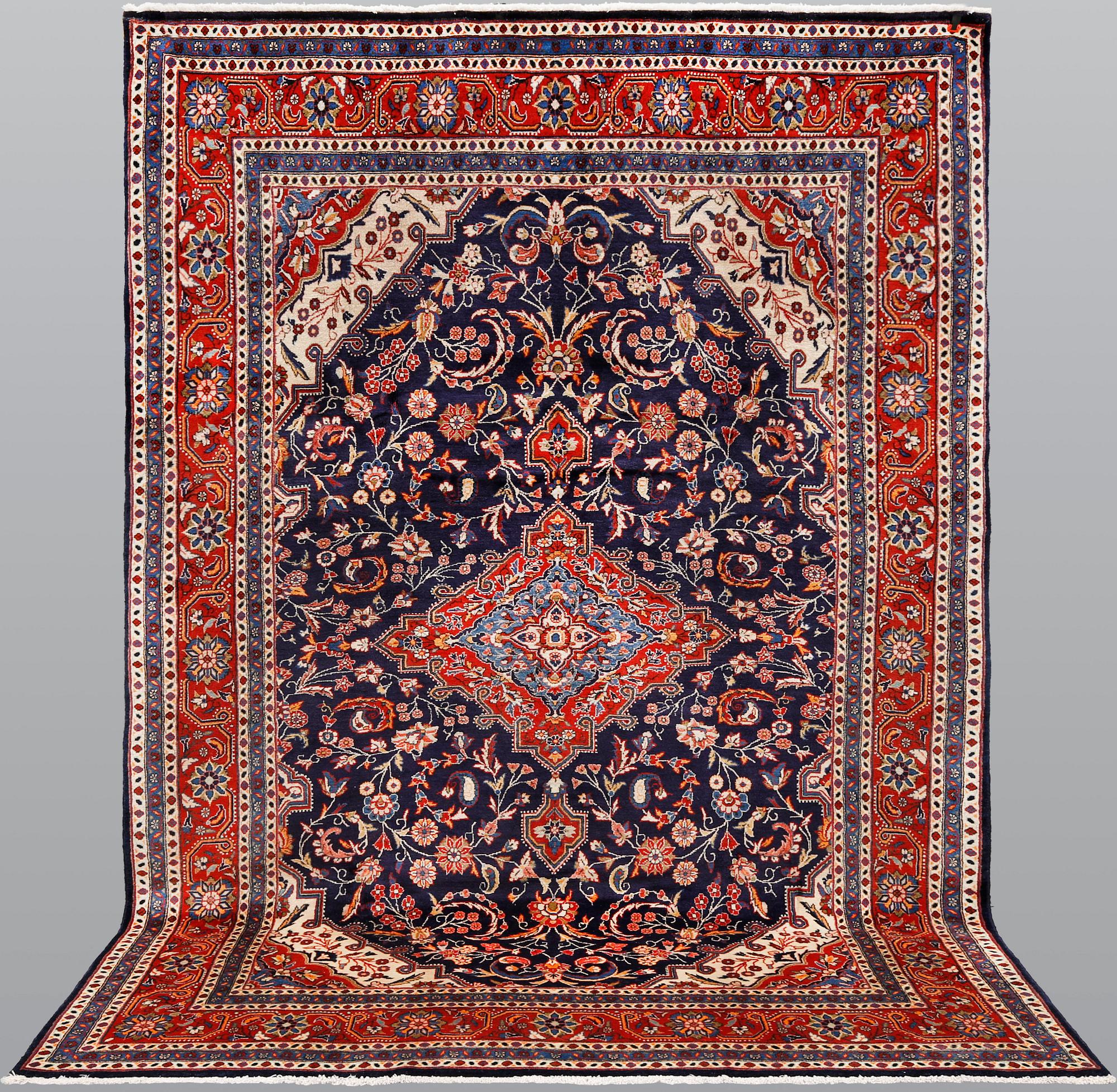 A Hamadan carpet, ca 330 x 220 cm.