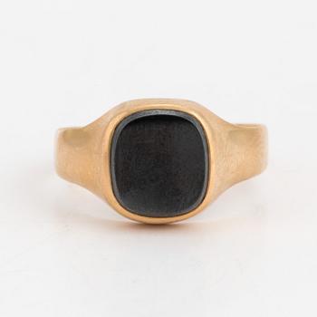 Sinettisormus hematiitilla.