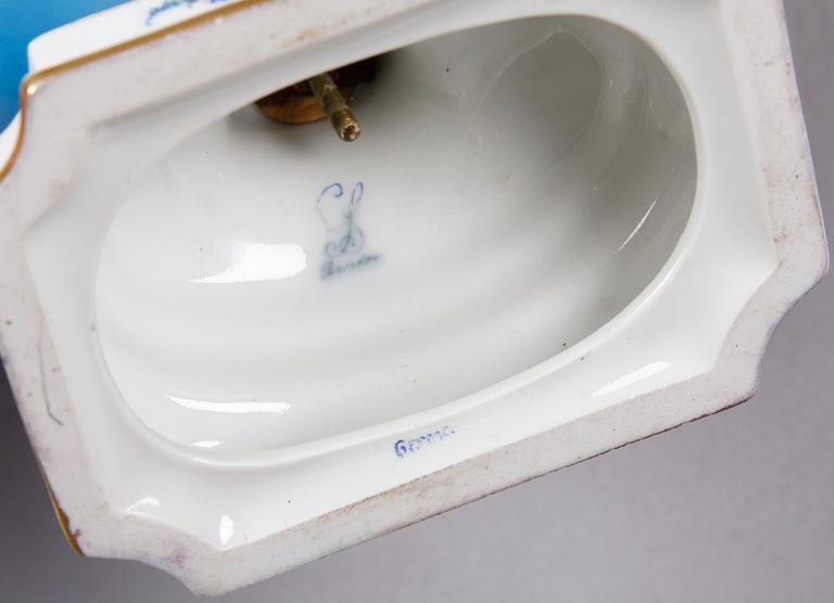 LOCKURNA, porslin, Louis XVI-stil, Dresden, 1900-talets första hälft.