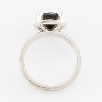 Ring, 18K white gold with a checker-cut black stone and small brilliant-cut diamonds.