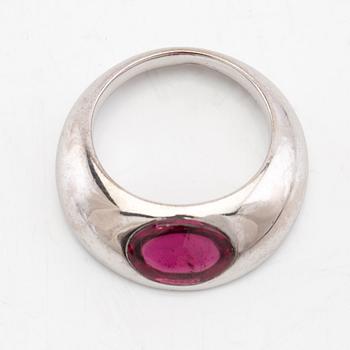 Georg Jensen 'Eclipse' ring in 18K white gold with cabochon-cut rubellite, designed by Kim Buck.