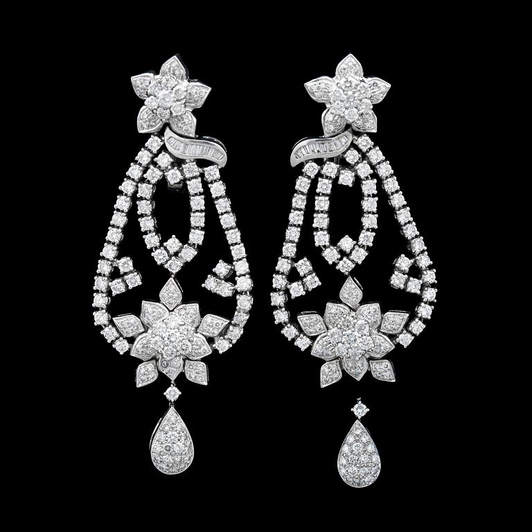 ÖRHÄNGEN, olikslipade diamanter tot. ca 7 ct.