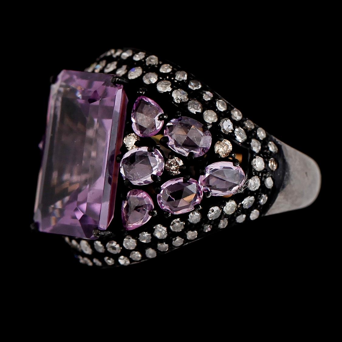 RING, guld/rhodinerat/svärtat silver, ametist ca 8.00 ct, rosa safirer tot ca 5.50 ct. diamanter tot ca 1.10 ct.