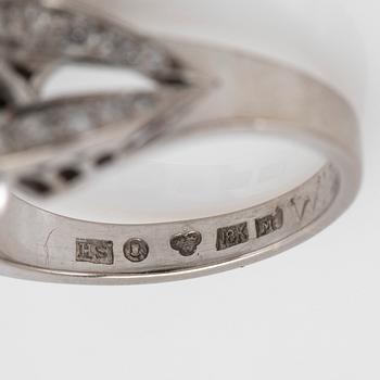 Ring, 18k white gold with brilliant-cut diamonds.