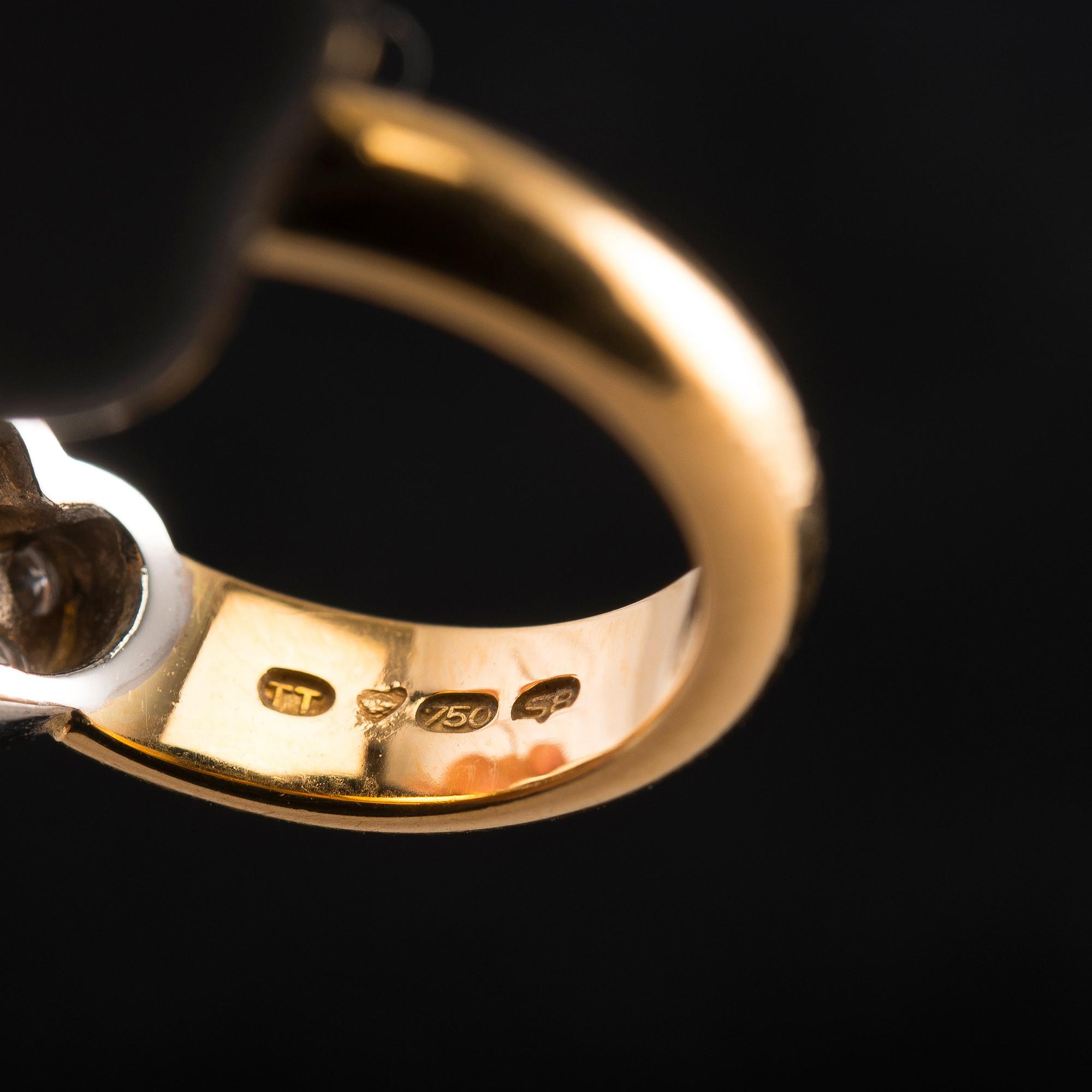 RING, 8/8 hiottuja timantteja n. 0.18 ct. 18K kultaa ja valkokultaa. T. Tillander 1995. Koko 14-, paino 4,6 g.