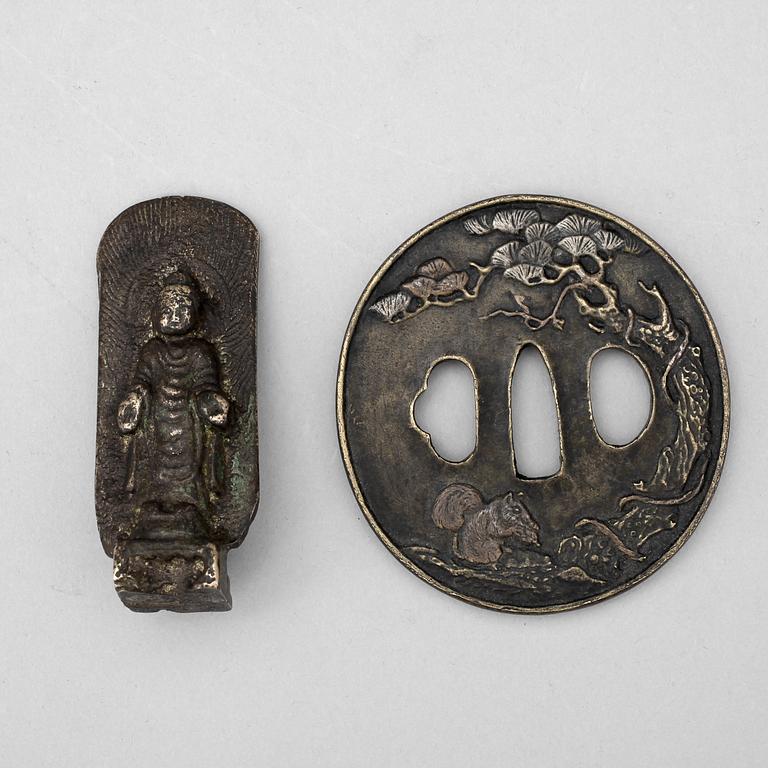 FIGURIN samt TSUBA, brons, ostasien, 1900-tal.