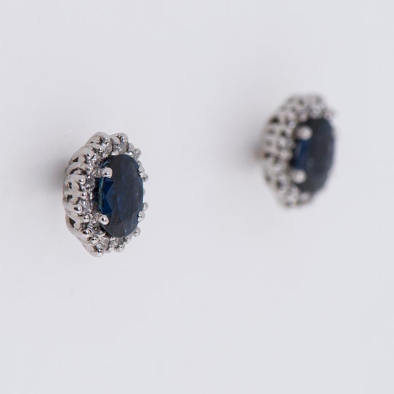ÖRHÄNGEN, A. Tillander, fasettslipade safirer, åttkantslipade diamanter, 18K vitguld.