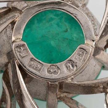 Brosch, Strömdahls, vitguld med en cabochonslipad smaragd och diamanter.