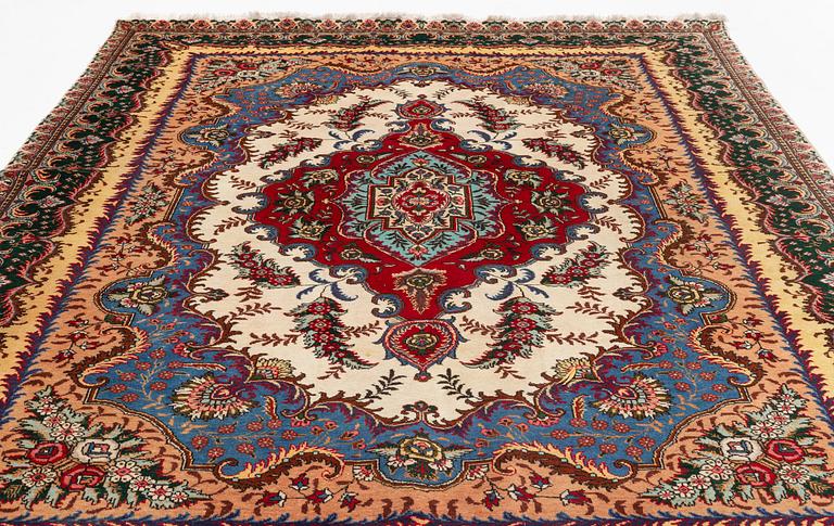 An oriental carpet, possibly Tabriz, c. 372 x 268 cm.