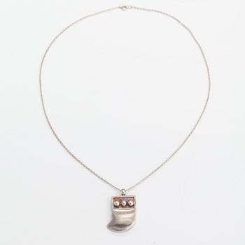 Nanny Still, Halsband, sterlingsilver, titan. Kultakeskus, Tavastehus 1976.