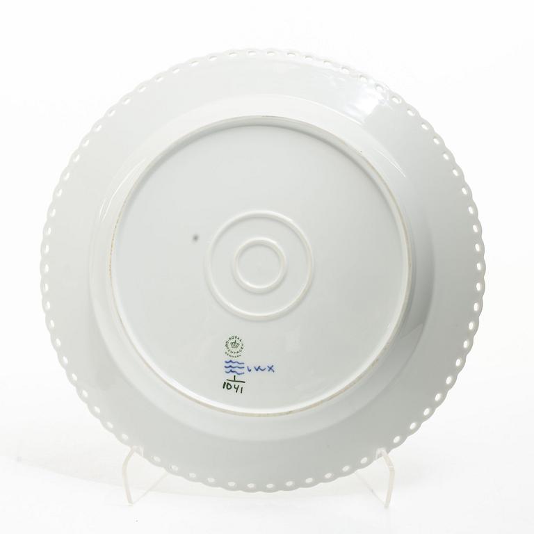 Royal Copenhagen, Two large "Blue fluted half and full lace" (Musselmalet halv- and helblond) porcelain serving dishes.
