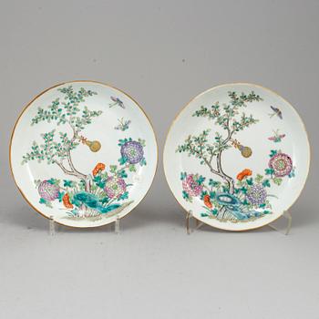 SKÅLFAT, tre stycken, porslin. Qingdynastin, sent 1800-tal.