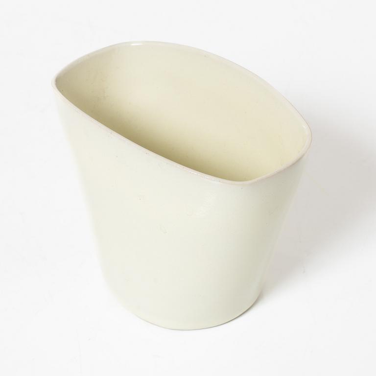 Kennet Williamsson, fyra keramiska objekt, varav tre signerade.