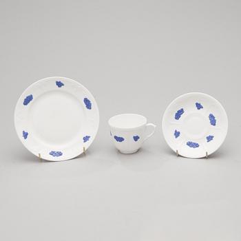 A 43-piece porcelain dinnerware set, "Blå blom", Gustavsberg.