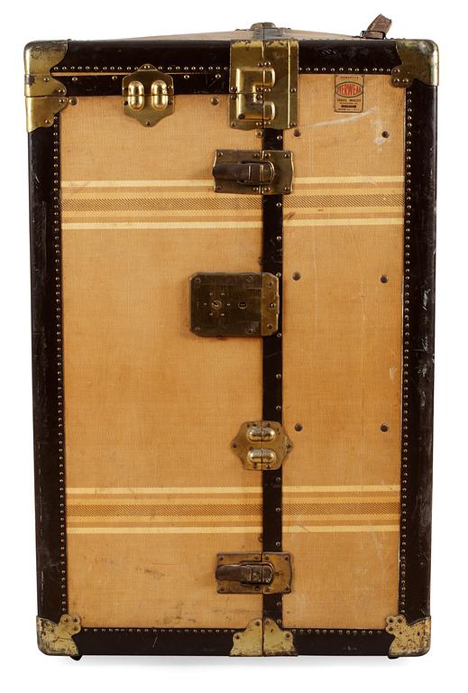 An American early 20th cent luggage-trunk, marked Everwear Travel Mascot.