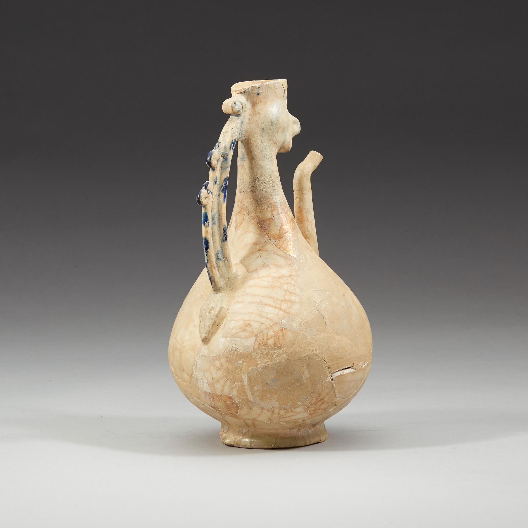 KANNA. Lergods. Sannolikt Keshan 1100-1200-tal, Iran. Höjd 27 cm.