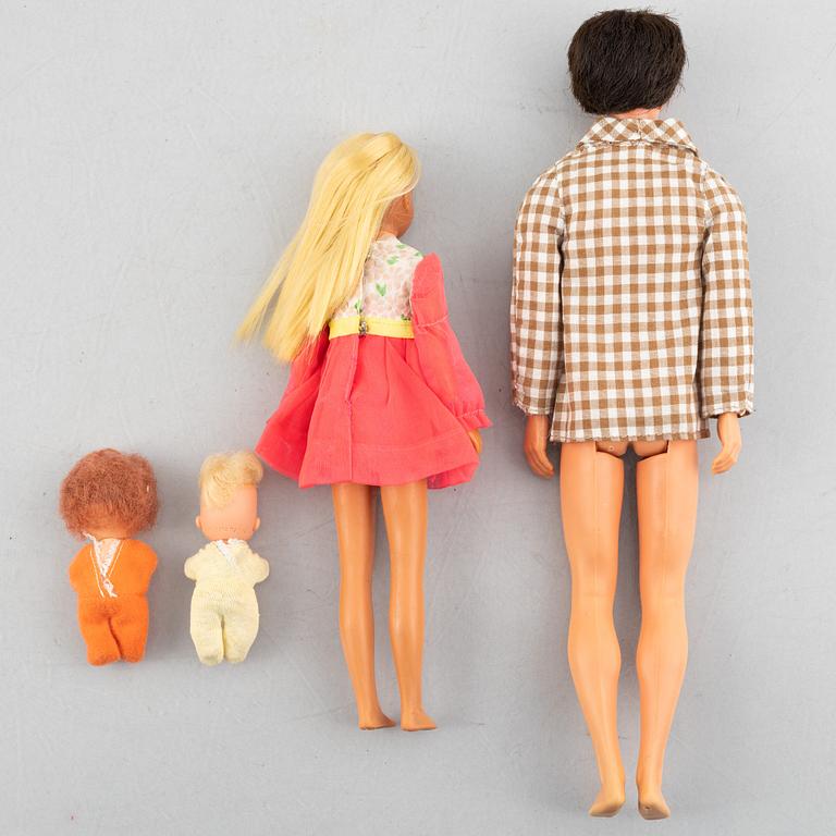 Barbiedockor, 4 st, Bl a "Malibu Skipper" & "Ken Mod Hair", samt kläder och accessoarer, Mattel, 1970-tal.