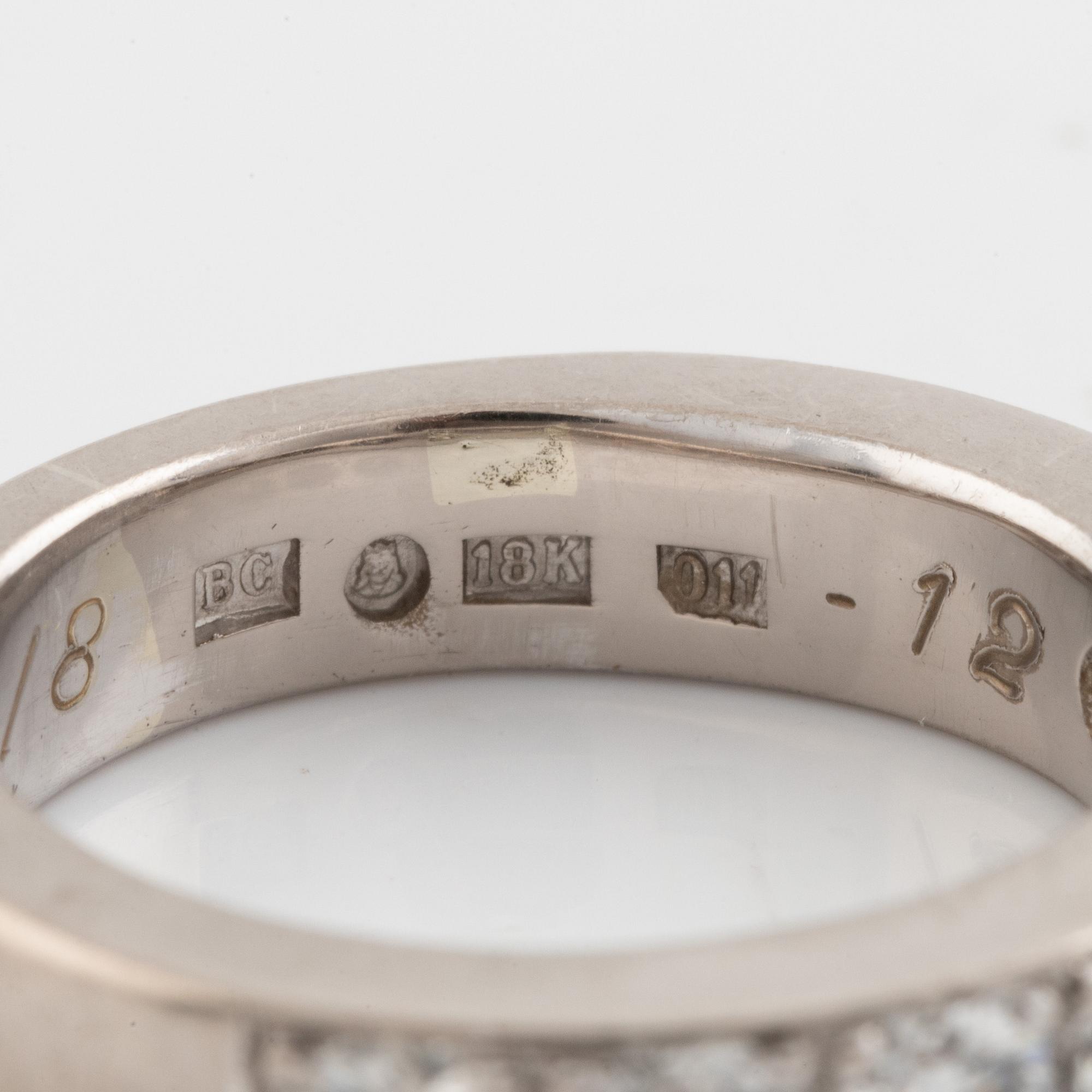 An 18K white gold ring set with round brilliant-cut diamonds.