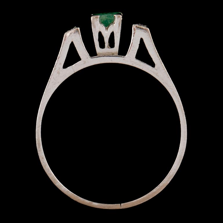 RING, 18k vitguld med 4 åttkantslipade diamanter, tot 0.03 ct samt smaragd, Gustav Dahlgren & Co, Malmö, 1984. Vikt 4 g.