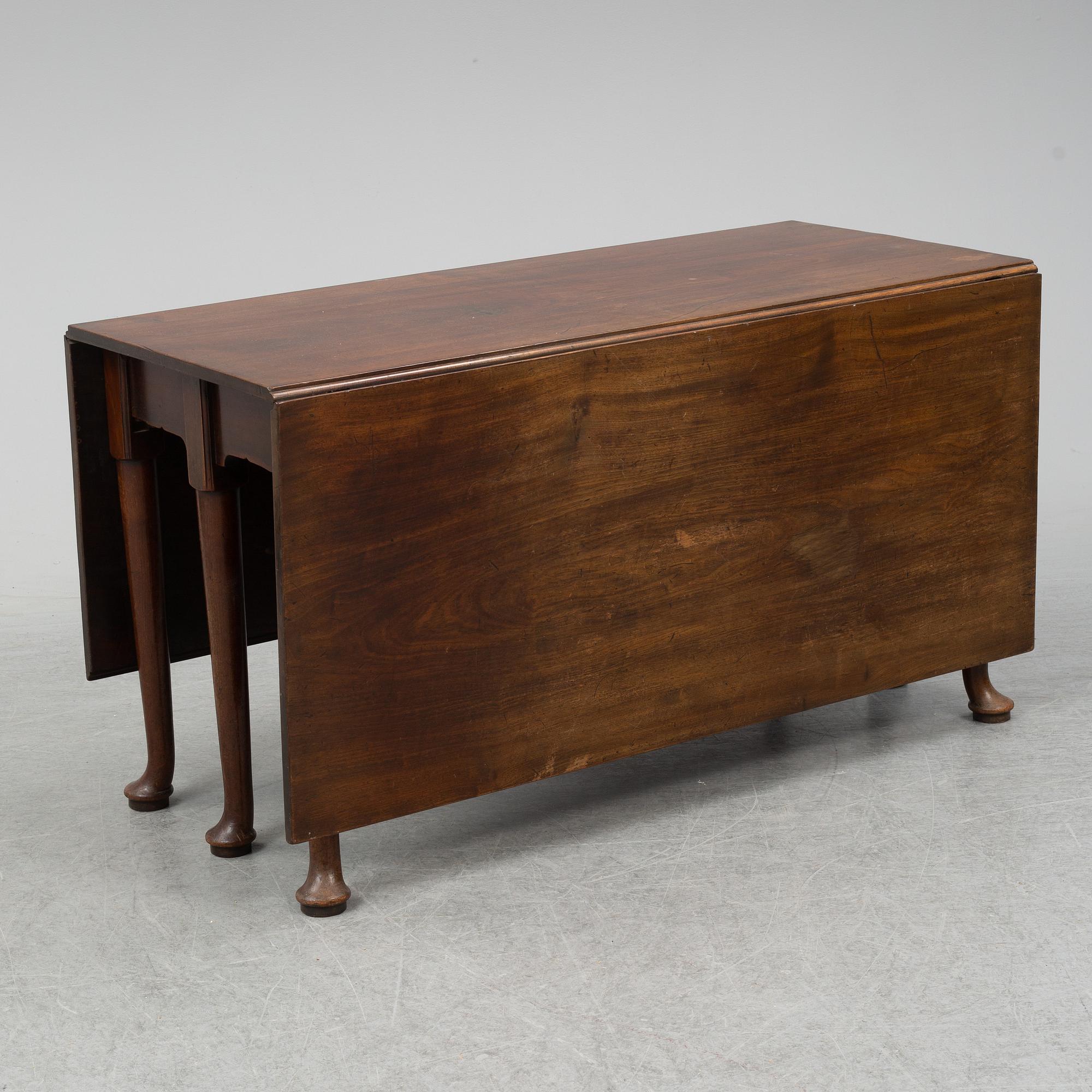 A two-piece mahogany gate leg table, 19th Century.