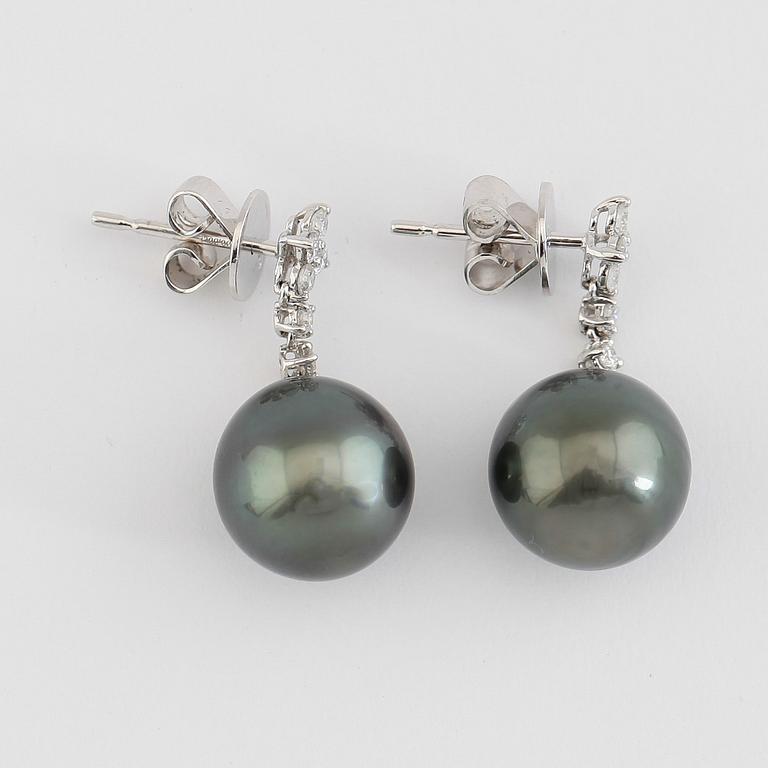 ÖRHÄNGEN, 1par, 18K vitguld, 2 tahitipärlor, diamanter tot ca 0.30 ct.
