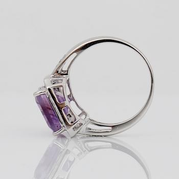 RING, 14K, vitguld med smaragdslipad ametist, ca 5,19 ct, och små åttkantslipade diamanter 0,26 ct. Vikt ca 5,22 g.