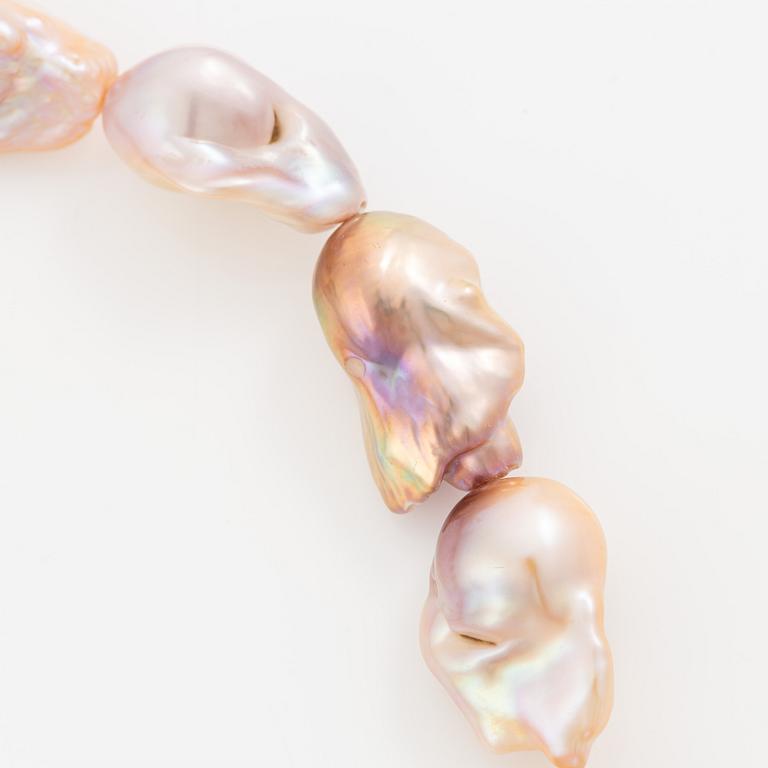 Necklace with cultured baroque rosé pearls, clasp 18K gold.
