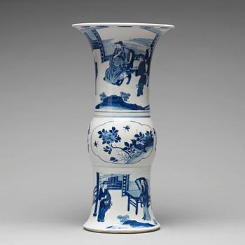 584. VAS, porslin. Qingdynasty, Kangxi (1662-1722).