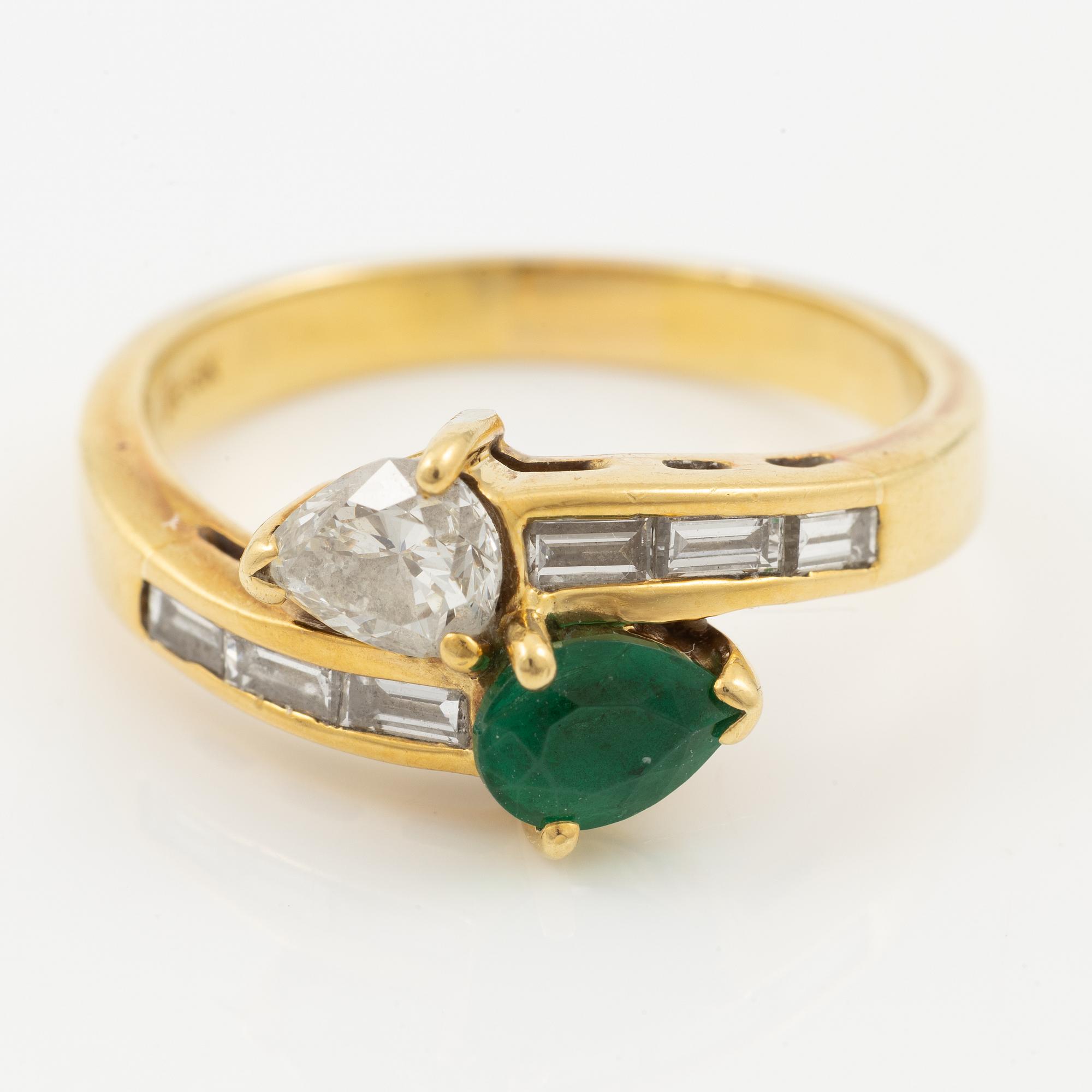 Ring 18K guld med en smaragd samt en droppformad briljantslipad diamant.