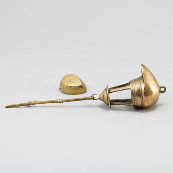 AN 18TH CENTURY BRONZE OIL LAMP.