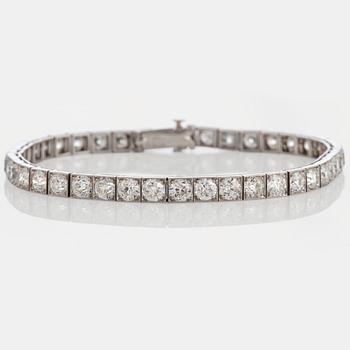 981. A Tiffany tennis bracelet in 18K white gold set with old-cut diamonds with a total weight of ca 6.45 cts.