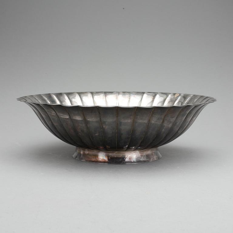 SKÅL, sterling silver, K uyeda, Japan, 1900-tal. Vikt ca 1180 gr.