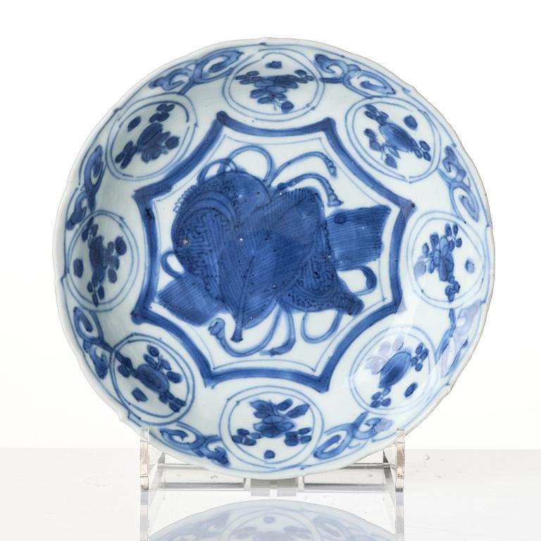 A blue and white kraak porcelain dish, Ming dynasty, Wanli (1572-1620).