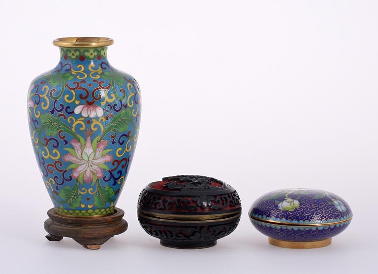 VAS SAMT DOSOR, 2 st, cloisonné samt trä, Kina, 1900-tal.