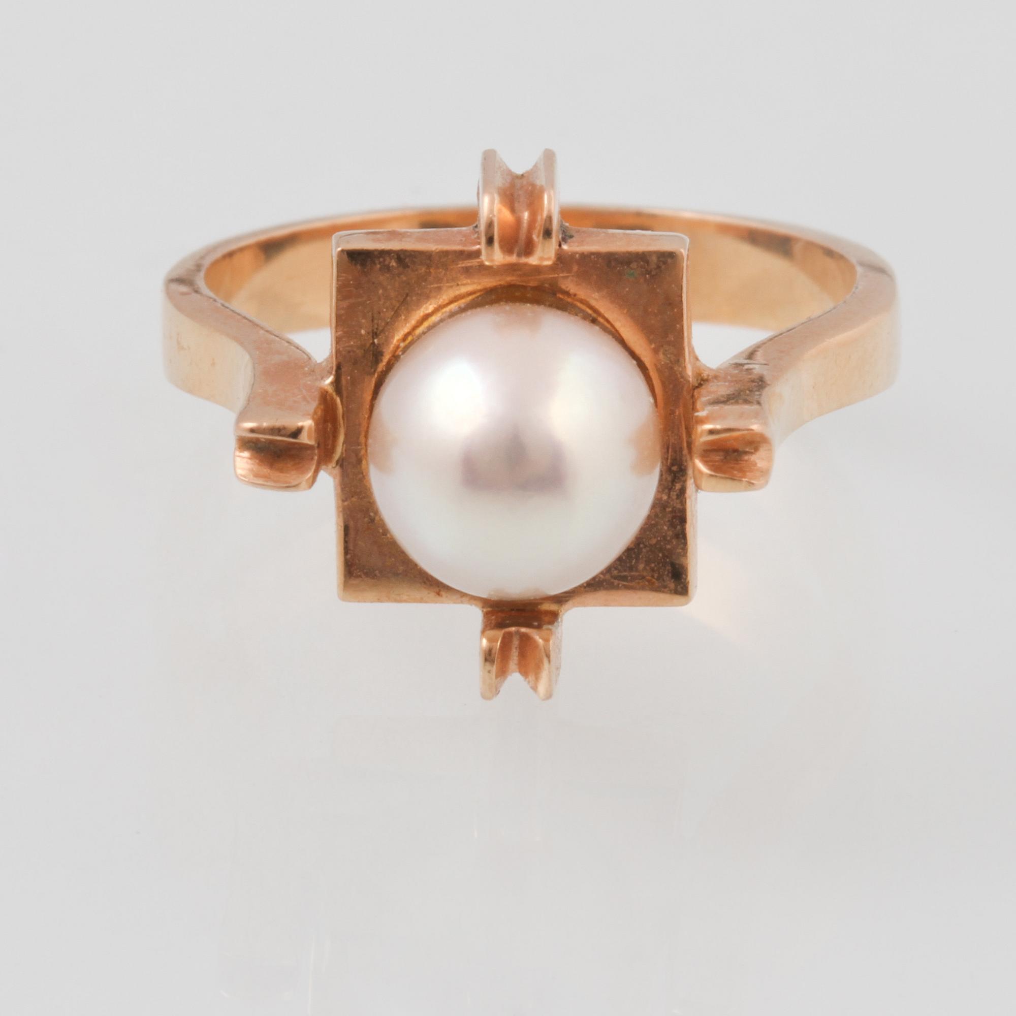 RING, 18K guld med odlad pärla, utländsk stämpel. Vikt 5,8 gram.