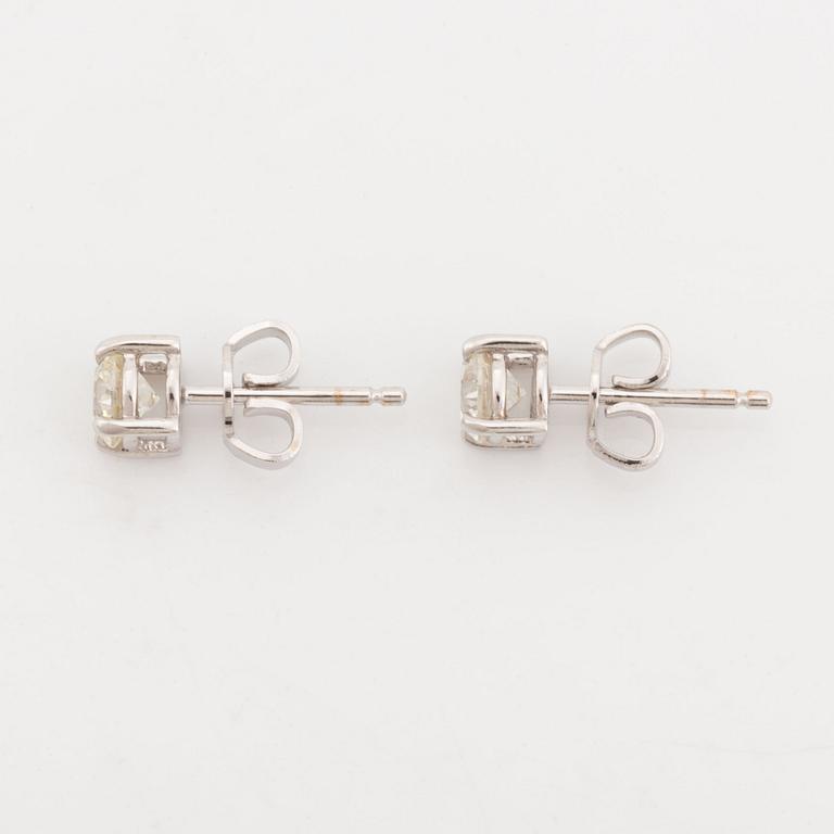 Örhängen med briljantslipade diamanter, med IGI certifikat.