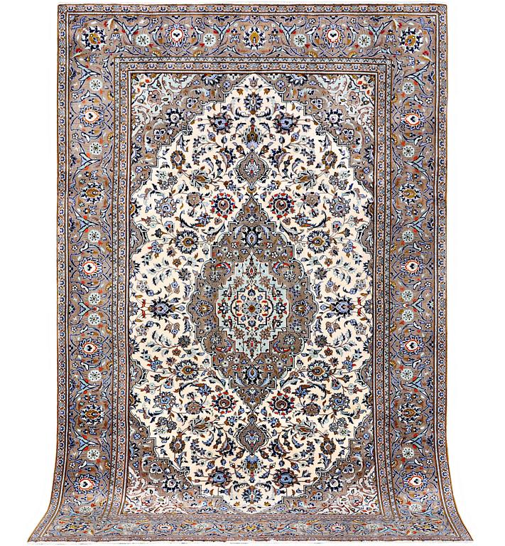 A Kashan carpet, c. 294 x 189 cm.