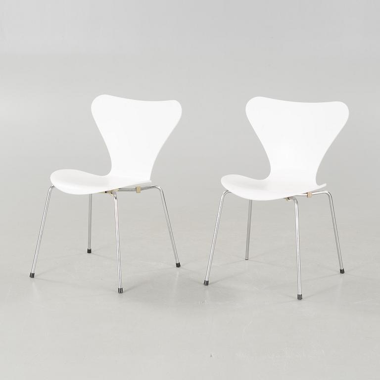 A pair of "Sjuan" chairs by Arne Jacobsen for Fritz Hansen, dated 1987.