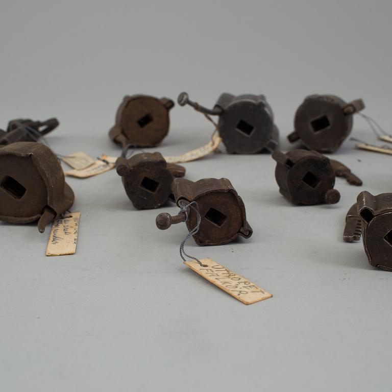 A lot of 14 iron locks mainly 18th century.