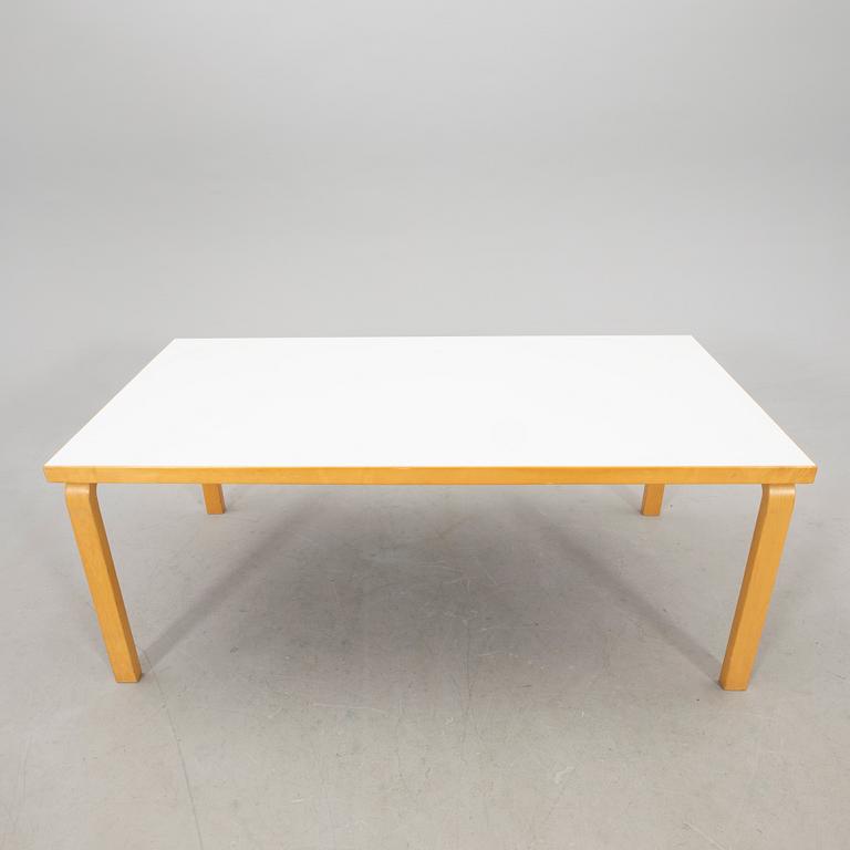 Alvar Aalto, matbord, modell 83, Artek, 1900-talets senare del.