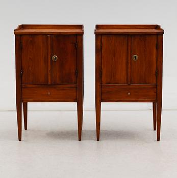 SÄNGBORD, 1 par, gustaviansk stil, 1900-talets början.