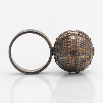 A set of sterling silver "Halikko treasure" necklace, bracelet, ring and earrings. Kalevala Koru, Helsinki 1975 and 1975.